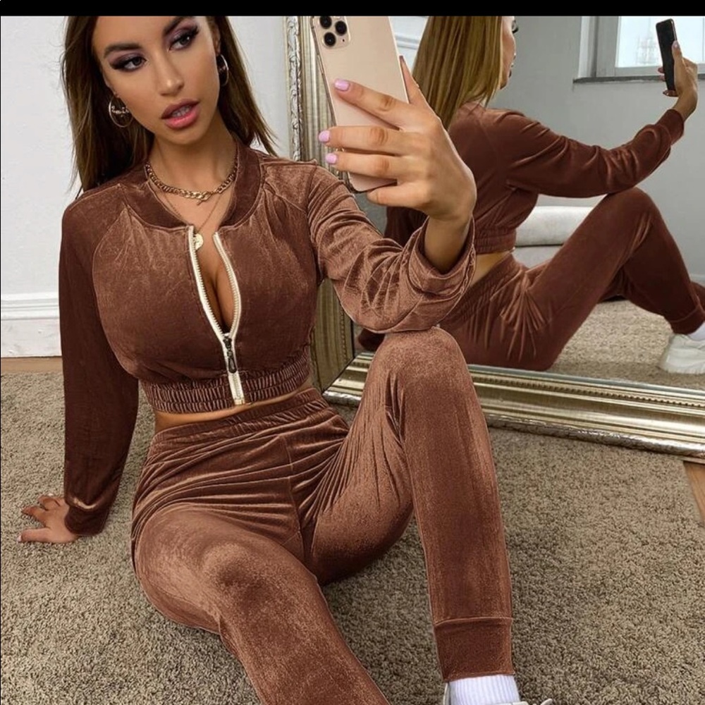 Selling matching chocolate set. Size Medium never worn still brand new🤎